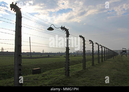 AUSCHWITZ, Pologne, le 12 octobre 2013 : clôture et de guet au camp de concentration d'Auschwitz Birkenau KZ, Pologne Banque D'Images