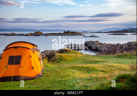 Tente de camping sur la côte ouest des Highlands d'Écosse, Royaume-Uni Banque D'Images