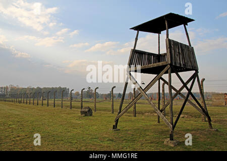 AUSCHWITZ, Pologne, le 12 octobre 2013 : Watchtower et clôture à camp de concentration à Auschwitz Birkenau KZ, Pologne Banque D'Images