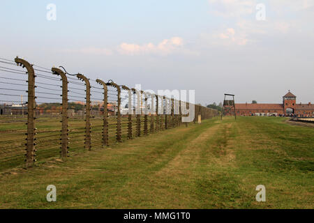 AUSCHWITZ, Pologne, le 12 octobre 2013 : clôture et de guet au camp de concentration d'Auschwitz Birkenau KZ, Pologne Banque D'Images