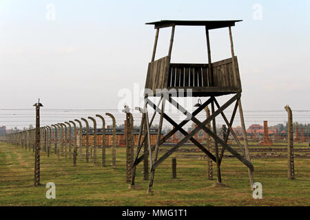 AUSCHWITZ, Pologne, le 12 octobre 2013 : Watchtower et clôture à camp de concentration à Auschwitz Birkenau KZ, Pologne Banque D'Images