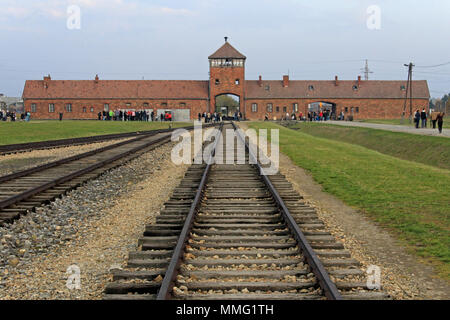 AUSCHWITZ, Pologne, le 12 octobre 2013 : rail entrée de camp de concentration à Auschwitz Birkenau KZ, Pologne Banque D'Images