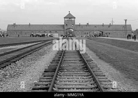 AUSCHWITZ, Pologne, le 12 octobre 2013 : rail entrée de camp de concentration à Auschwitz Birkenau KZ, la photographie en noir et blanc, Pologne Banque D'Images