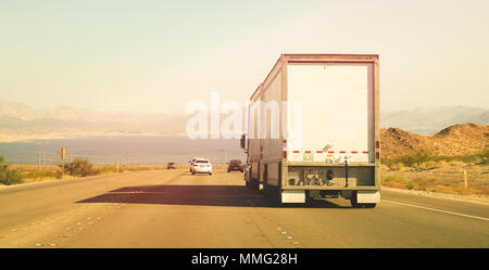 Voitures et camions sur l'US Highway route sur l'après-midi avec la lumière du soleil Banque D'Images