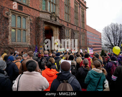 Des conférences et des enseignants universitaires rallye grève sur les retraites Sheffield en Angleterre Banque D'Images