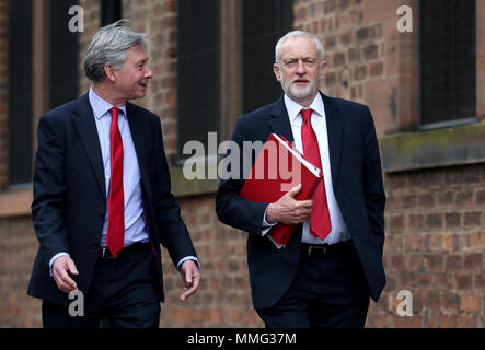 Leader du travail et Jeremy Corbyn leader travailliste écossais Richard Leonard (gauche) Arrivée à l'établissement Fairfield Ship Building Museum à Glasgow, où le Parti du Travail a appelé à un soutien pour la construction navale britannique dans le cadre d'une stratégie industrielle plus vaste et appel au gouvernement conservateur afin de garantir que les trois nouveaux navires auxiliaires de la Flotte royale sera construit dans les chantiers navals. Banque D'Images