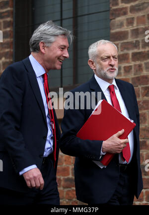 Leader du travail et Jeremy Corbyn leader travailliste écossais Richard Leonard (gauche) Arrivée à l'établissement Fairfield Ship Building Museum à Glasgow, où le Parti du Travail a appelé à un soutien pour la construction navale britannique dans le cadre d'une stratégie industrielle plus vaste et appel au gouvernement conservateur afin de garantir que les trois nouveaux navires auxiliaires de la Flotte royale sera construit dans les chantiers navals. Banque D'Images