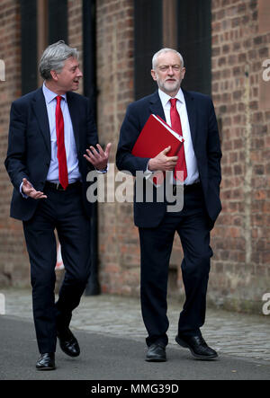 Leader du travail et Jeremy Corbyn leader travailliste écossais Richard Leonard (gauche) Arrivée à l'établissement Fairfield Ship Building Museum à Glasgow, où le Parti du Travail a appelé à un soutien pour la construction navale britannique dans le cadre d'une stratégie industrielle plus vaste et appel au gouvernement conservateur afin de garantir que les trois nouveaux navires auxiliaires de la Flotte royale sera construit dans les chantiers navals. Banque D'Images