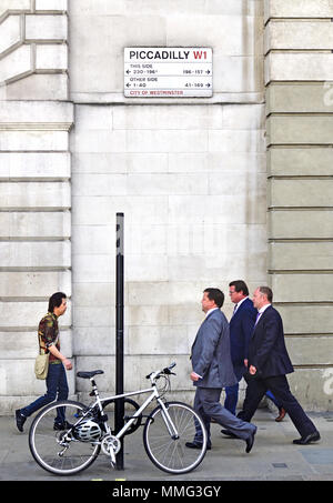 Londres, Angleterre, Royaume-Uni. Piccadilly. Les personnes qui s'y passé street sign et location Banque D'Images