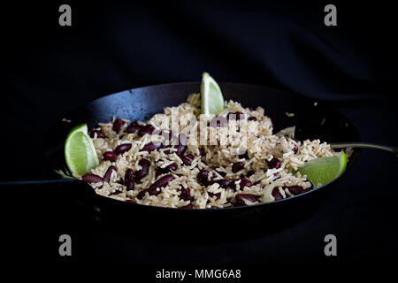 Jamaïque traditionnel Rice & Peas (sombre) Banque D'Images