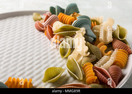 Farine d'épeautre cru pâtes colorés assortis Banque D'Images