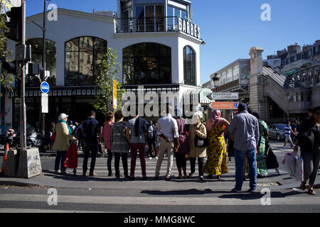 Une animation du Boulevard Barbès, Paris, France, avec Barbes Brasserie en arrière-plan - les gens qui attendent pour traverser la route Banque D'Images