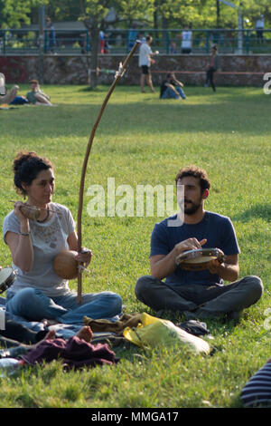 Deux gars, homme et femme, garçon et fille, amis ou couple playing instruments anciens Banque D'Images