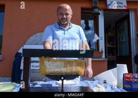 Mugena, Suisse - 7 mai 2018 : préparation d'une partie de la raclette à Mugena sur les Alpes Suisses Banque D'Images