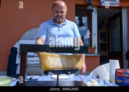 Mugena, Suisse - 7 mai 2018 : préparation d'une partie de la raclette à Mugena sur les Alpes Suisses Banque D'Images