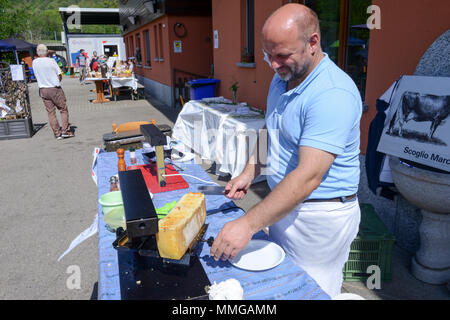 Mugena, Suisse - 7 mai 2018 : préparation d'une partie de la raclette à Mugena sur les Alpes Suisses Banque D'Images