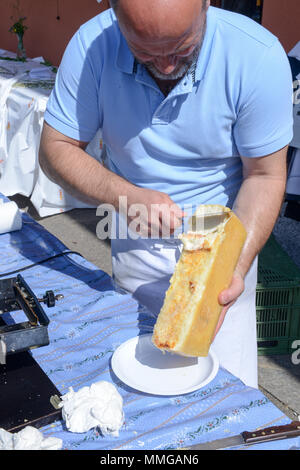 Mugena, Suisse - 7 mai 2018 : préparation d'une partie de la raclette à Mugena sur les Alpes Suisses Banque D'Images