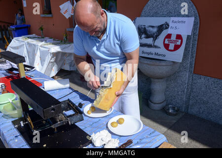 Mugena, Suisse - 7 mai 2018 : préparation d'une partie de la raclette à Mugena sur les Alpes Suisses Banque D'Images