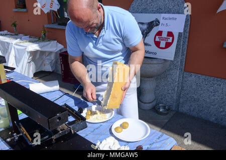 Mugena, Suisse - 7 mai 2018 : préparation d'une partie de la raclette à Mugena sur les Alpes Suisses Banque D'Images