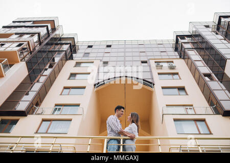 Jeune couple à l'avant de la nouvelle grande maison moderne leur nouvelle maison Banque D'Images