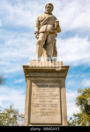 Statue en pierre de Pedro Gutiérrez de Valdivia, conquistador espagnol et premier gouverneur royal du Chili, Santiago, jardins Santa Lucia Banque D'Images