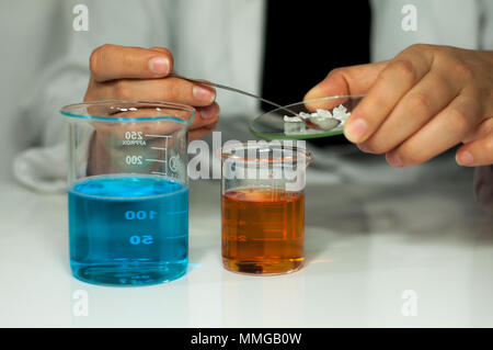 Ballon dans la main et scientifique test tubes in rack Banque D'Images