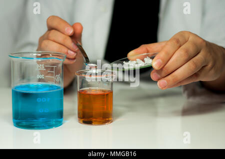 Ballon dans la main et scientifique test tubes in rack Banque D'Images