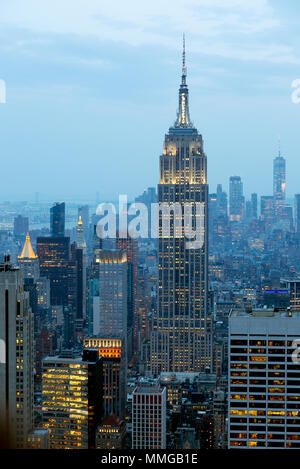 L'Empire State Building et toits de New York dans la soirée vu du haut de la roche, New York city Etats-unis d'Amérique Banque D'Images