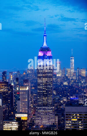 Empire State Building et New York skyline at Dusk, vu du haut de la roche plate-forme panoramique, Manhattan, New York City, États-Unis d'Amérique Banque D'Images