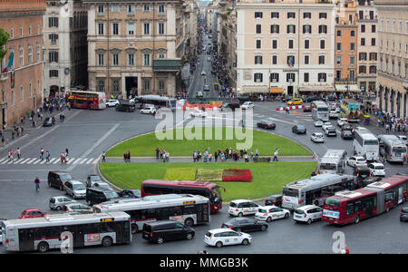 Le trafic dans la Piazza Venezia, Rome, Italie, Europe Banque D'Images