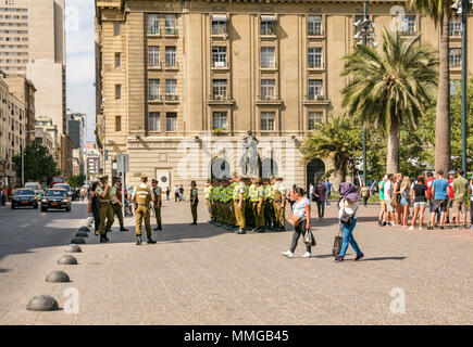 Le Vendredi Saint, la police chilienne ou carabiniers alignés, Plaza de Armas, Santiago, Chili, Amérique du Sud Banque D'Images