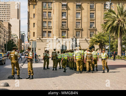 Le Vendredi Saint, la police chilienne ou carabiniers alignés, Plaza de Armas, Santiago, Chili, Amérique du Sud Banque D'Images