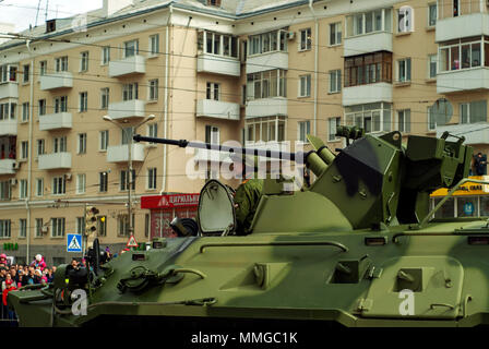 Perm, Russie - Mai 09, 2018 : BTR-82un véhicule de transport de troupes avec un équipage sur une rue de ville après le défilé de la Victoire Banque D'Images