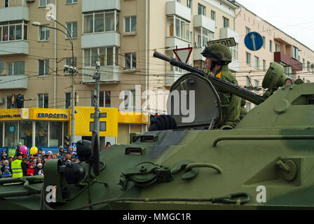 Perm, Russie - Mai 09, 2018 : BTR-82 armored personnel carrier avec un équipage sur une rue de ville après le défilé de la Victoire Banque D'Images