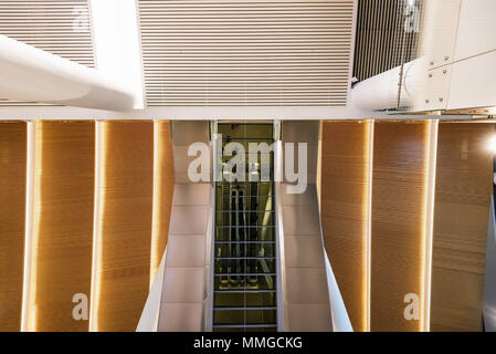 Plafond moderne avec miroir reflet d'escalator Banque D'Images