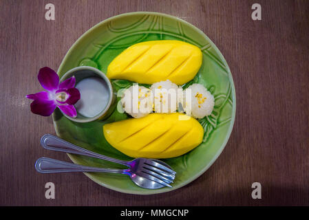 Mangue fraîche et riz gluant servi avec sirop de lait de coco Banque D'Images