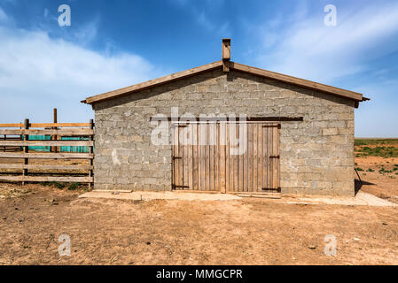 Stable en brique sur ferme sur sunny day Banque D'Images