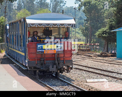 Ooty, Inde - 4 mars 2018 : Train arrivant sur le Nilgiri Mountain Railway de Coonoor Banque D'Images