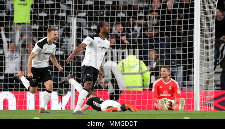 Derby County's Cameron Jerome (deuxième à gauche) célèbre marquant son but premier du côté du jeu au cours de la Sky Bet Championship match éliminatoire au Pride Park, Derby. Banque D'Images