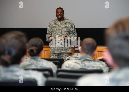 Le sergent-chef en chef. Henry Hayes, Jr., chef du commandement Hanscom, parle aux membres de la force enrôlé, policiers et civils lors d'un appel tous à la base Theatre le 23 octobre. Hayes a examiné une variété de sujets pertinents pour non seulement l'effectif militaire et civil. (U.S. Air Force photo par Mark Herlihy) Banque D'Images