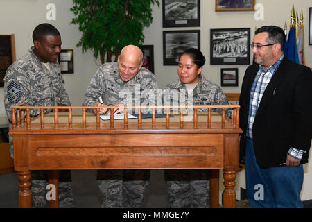 Le colonel Roman Hund, commandant de l'installation, signe un Mois du patrimoine National American Indian proclamation dans la construction 1305 à Hanscom Air Force Base, Mass., le 27 octobre, en tant que chef Master Sgt. Henry Hayes, Jr., chef du commandement, Senior Hanscom Airman Charmaine Bon Buffalo et Richard Ruggiero, membres du comité, regarde. Novembre est le Mois du patrimoine National American Indian, un temps pour reconnaître les contributions faites par les Amérindiens et les Autochtones de l'Alaska. Cette année, le thème de l'observation d'un mois est "Standing together." (U.S. Air Force photo par Mark Herlihy) Banque D'Images