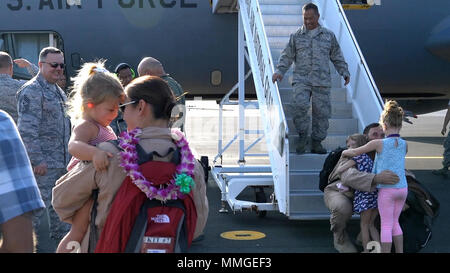 Aviateurs du 203e Escadron de ravitaillement en vol sont accueillis par la famille, les amis et les camarades aviateurs au retour accueil à Joint Base Harbor-Hickam Pearl, Hawaï, après un déploiement de six mois dans la zone de responsabilité du CENTCOM, le 30 octobre 2017. Au total près de 90 aviateurs et 3 KC-135 Stratotankers affecté à l'Hawaii Air National Guard unité déployée à l'appui l'exploitation inhérents résoudre. (U.S. Air National Guard photo de Tech. Le Sgt. Andrew Jackson) Banque D'Images