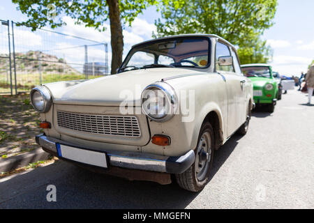 Voiture trabant allemande se trouve sur une rue Banque D'Images