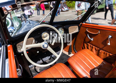 Cockpit d'une voiture allemande oldtimer avec sièges marron Banque D'Images