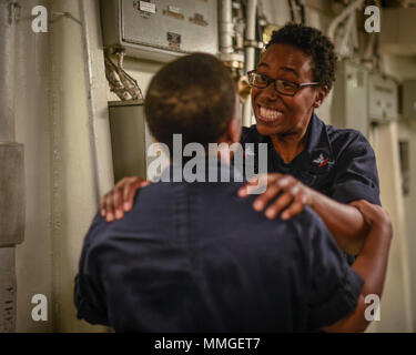 171122-N-FP690-1033 de l'OCÉAN INDIEN (nov. 22, 2017) 3ème classe-électricien Breanna Richardson félicite-électricien Fireman Shaunakaye Simms sur sa promotion au grade de maître de troisième classe à bord du porte-avions USS Theodore Roosevelt (CVN 71). Theodore Roosevelt est déployée à l'appui d'opérations de sécurité maritime et les efforts de coopération en matière de sécurité dans le théâtre. (U.S. Photo par marine Spécialiste de la communication de masse Robyn 3e classe B. Melvin/libérés) Banque D'Images