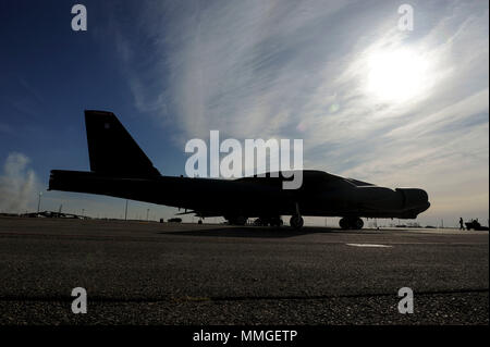 Un 5e Escadron des Forces de sécurité patrouilles membre de la force de réaction de l'un B-52H Stratofortress à Minot Air Force Base, N.D., le 31 octobre 2017, au cours de l'effort global Thunder 18. Des exercices comme Thunder mondial impliquent une vaste planification et coordination d'offrir des possibilités de formation pour les unités affectées et des forces. (U.S. Air Force photo par Navigant de première classe Jessica Weissman) Banque D'Images