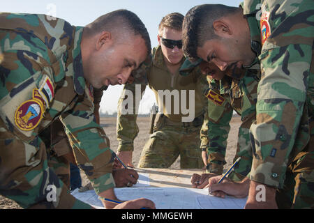 Les forces de sécurité irakiennes d'oeil sur une simulation de carte pour localiser des cibles au cours d'un incendie simulé mortor formation au Camp Taji, Irak, le 22 octobre 2017. Camp Taji est l'un des quatre Combined Joint Task Force - Fonctionnement résoudre inhérent à renforcer les capacités des partenaires endroits consacre à la formation des forces des partenaires et renforcer leur efficacité sur le champ de bataille. Les GFIM - OIR est la Coalition mondiale pour vaincre ISIS en Iraq et en Syrie. (U.S. Photo de l'armée par la CPS. Alexander Holmes) Banque D'Images