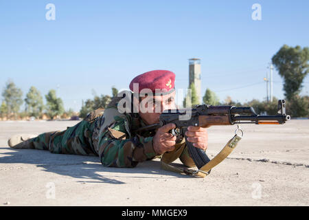 Un soldat peshmergas fournit la sécurité au cours de réagir à la formation incendie au centre de coordination de la formation du Kurdistan, près de Erbil, Irak, le 17 octobre 2017. L'KTCC est une combinaison d'un groupe de travail conjoint - Fonctionnement résoudre inhérent à renforcer les capacités des partenaires lieu consacre à la formation des forces des partenaires et renforcer leur efficacité sur le champ de bataille. Les GFIM-OIR est la Coalition mondiale pour vaincre ISIS en Iraq et en Syrie. (U.S. Photo de l'armée par le Sgt. Tracy McKithern) Banque D'Images