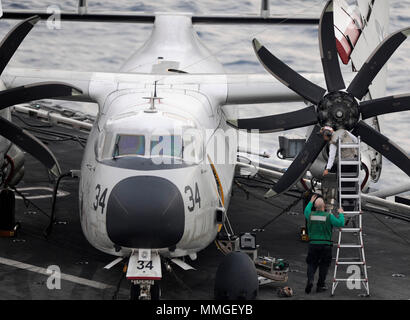 171126-N-KO5635-1031 OCÉAN INDIEN (nov. 26, 2017) marins travaux sur le propulseur d'un AC-2A Greyhound, affecté à la flotte de l'Escadron de soutien logistique (RVC) 30, sur le pont du porte-avions USS Theodore Roosevelt (CVN 71). Theodore Roosevelt est déployée à l'appui d'opérations de sécurité maritime et les efforts de coopération en matière de sécurité dans le théâtre. (U.S. Photo par marine Spécialiste de la communication de masse 1re classe Michael Russell/libérés) Banque D'Images