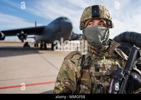 Reinaldo Navigant de première classe Velez-Nazario, 5e Escadron des Forces de sécurité defender, monte la garde à Minot Air Force Base, N.D., le 31 octobre 2017, au cours de 18 Global Thunder. Thunder est un exercice global de commandement et de contrôle annuel et de terrain destinés à former les forces du Ministère de la défense et d'évaluer l'état de préparation opérationnelle commune dans tous les domaines de la mission de l'USSTRATCOM, avec un accent particulier sur l'état de préparation nucléaire. (U.S. Photo de l'Armée de l'air par la Haute Airman J.T. Armstrong) Banque D'Images